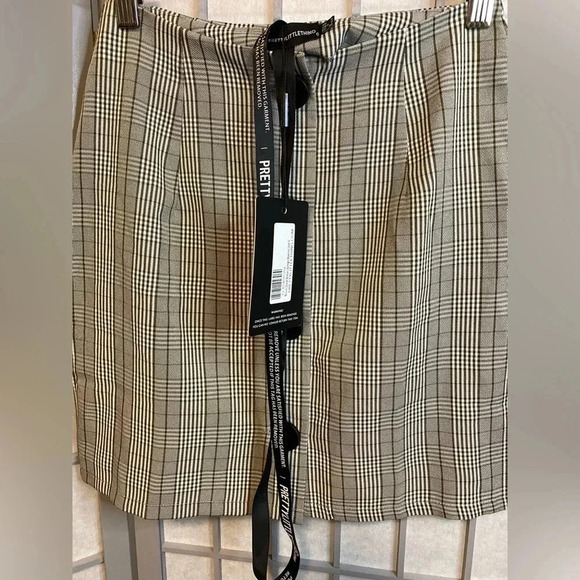 NWTs PrettyLittleThing - high waisted mini skirt -Sz 2 - Picture 3 of 5